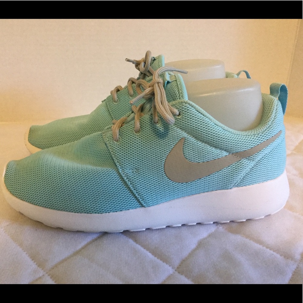 Women’s Nike Roshe Athletic Shoes Size 8
